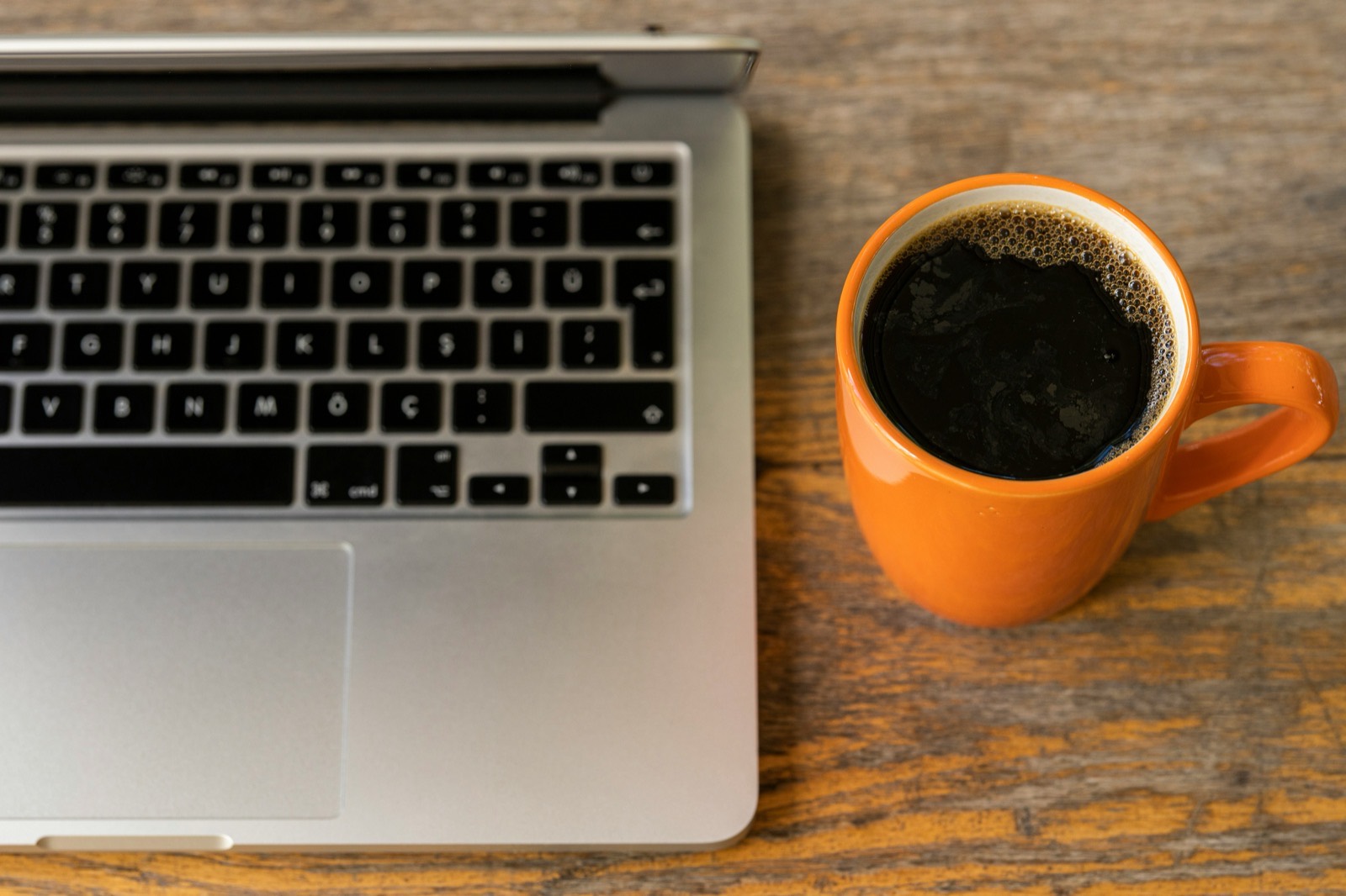 Laptop en Google Ads dashboard op een bureau